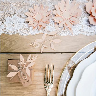 Lyserød papirblomst pynter på spisebord