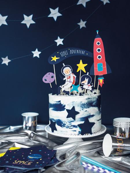 Cupcake toppers med stjerne, rumraket og astonauter oven på kage