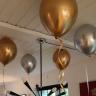 Balloner klistret til loftet med Ballon tape klister