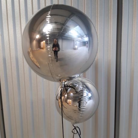Globe Ballon Sølv Stor sammen med en lille